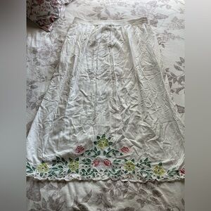Vintage White Pull On Rayon Maxi Skirt Embroidered Floral Hem 18/20 Cottage Boho
